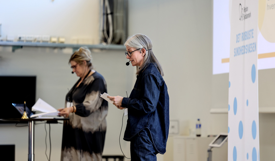 Hanne Elisabeth Bro, seniorkonsulent og Tina Aalbæk, konsulent, Center for Pårørendeinddragelse – CEPI, fokus på hvad der sker, når behandlingen flytter ind i hjemmet.