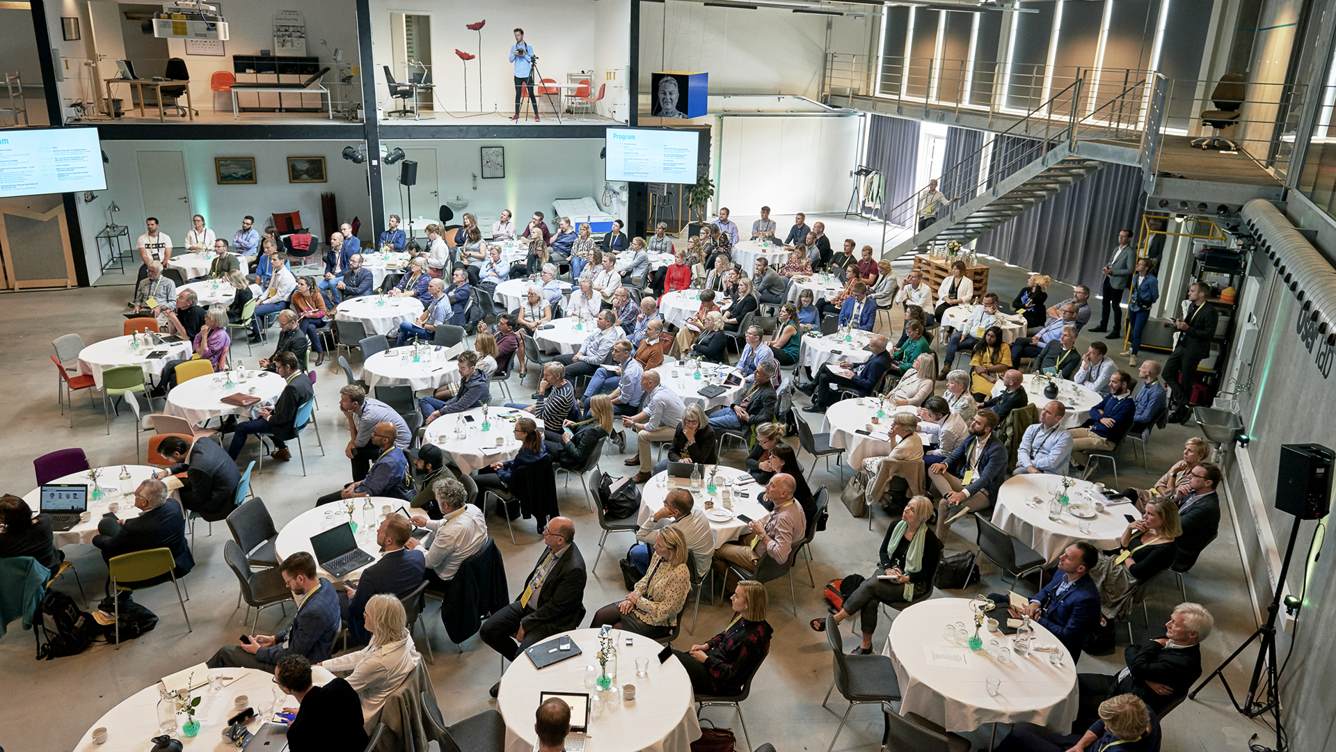 Forsamling af mennesker ved afrapportering af en plug og play løsning