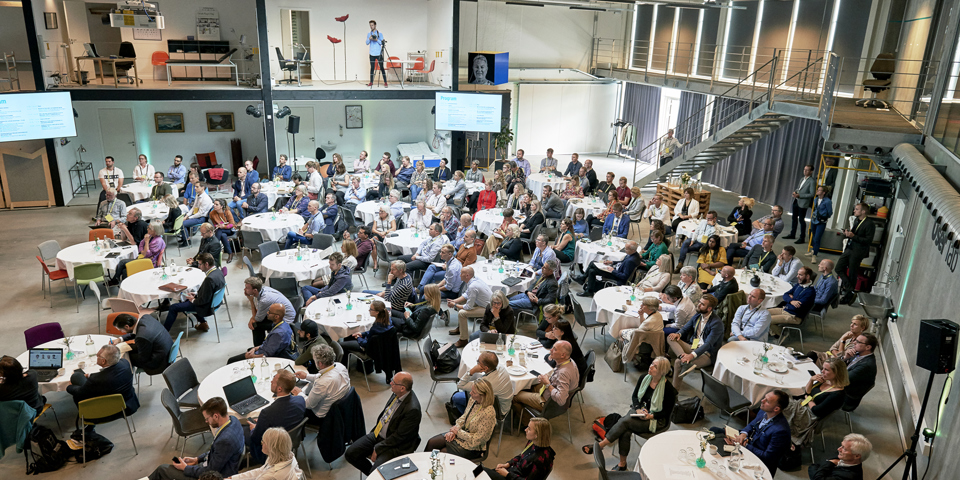 Forsamling af mennesker ved afrapportering af en plug og play løsning