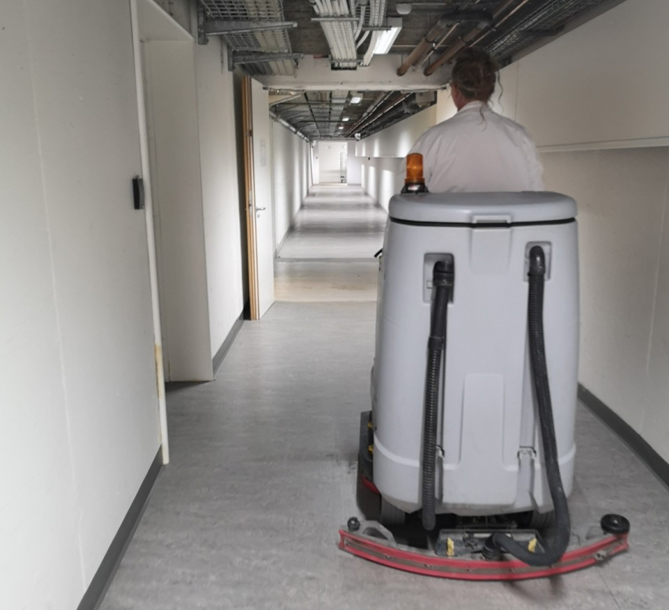 Gulvvask gangareal i kælder på sygehus