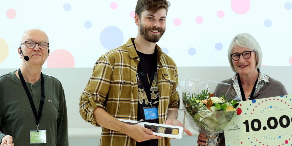 Kai Bayer (tv), patient- og pårørenderepræsentant overrakte prisen, overrækker Publikumsprisen til Karen Andersen-Ranberg MD, PhD, Professor, Research Leader, Specialist Consultant (geriatric medicine) og Tue Rimer Rønsager AI Innovationskonsulent, Data Scientist, CAI-X / Geriatrisk Afdeling.