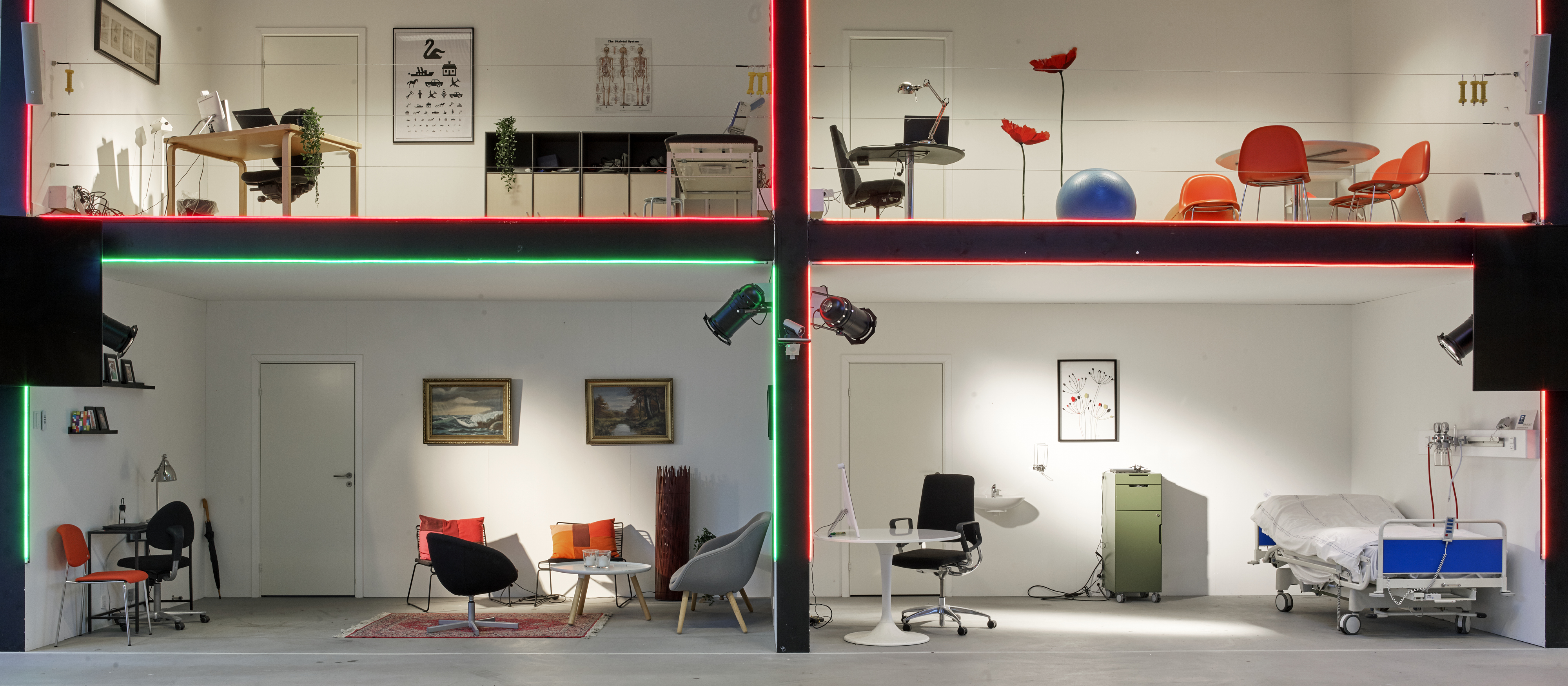 Sygeplejerske viser ipad til sengeliggende mandlig patient