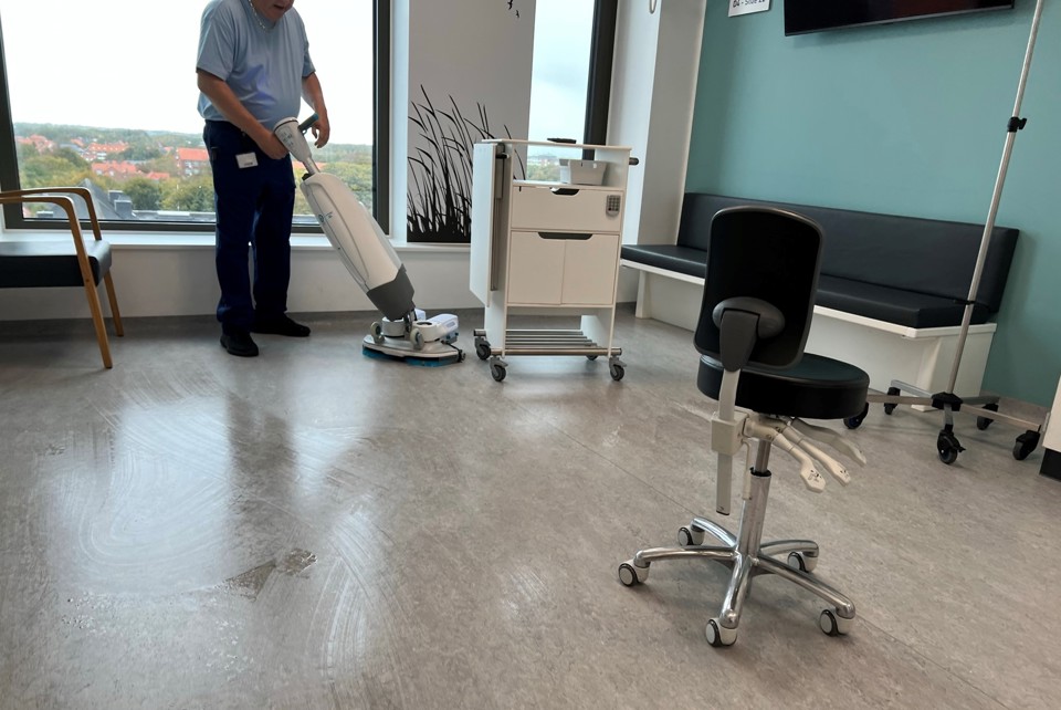 Gulvvask på en sengestue på et sygehus