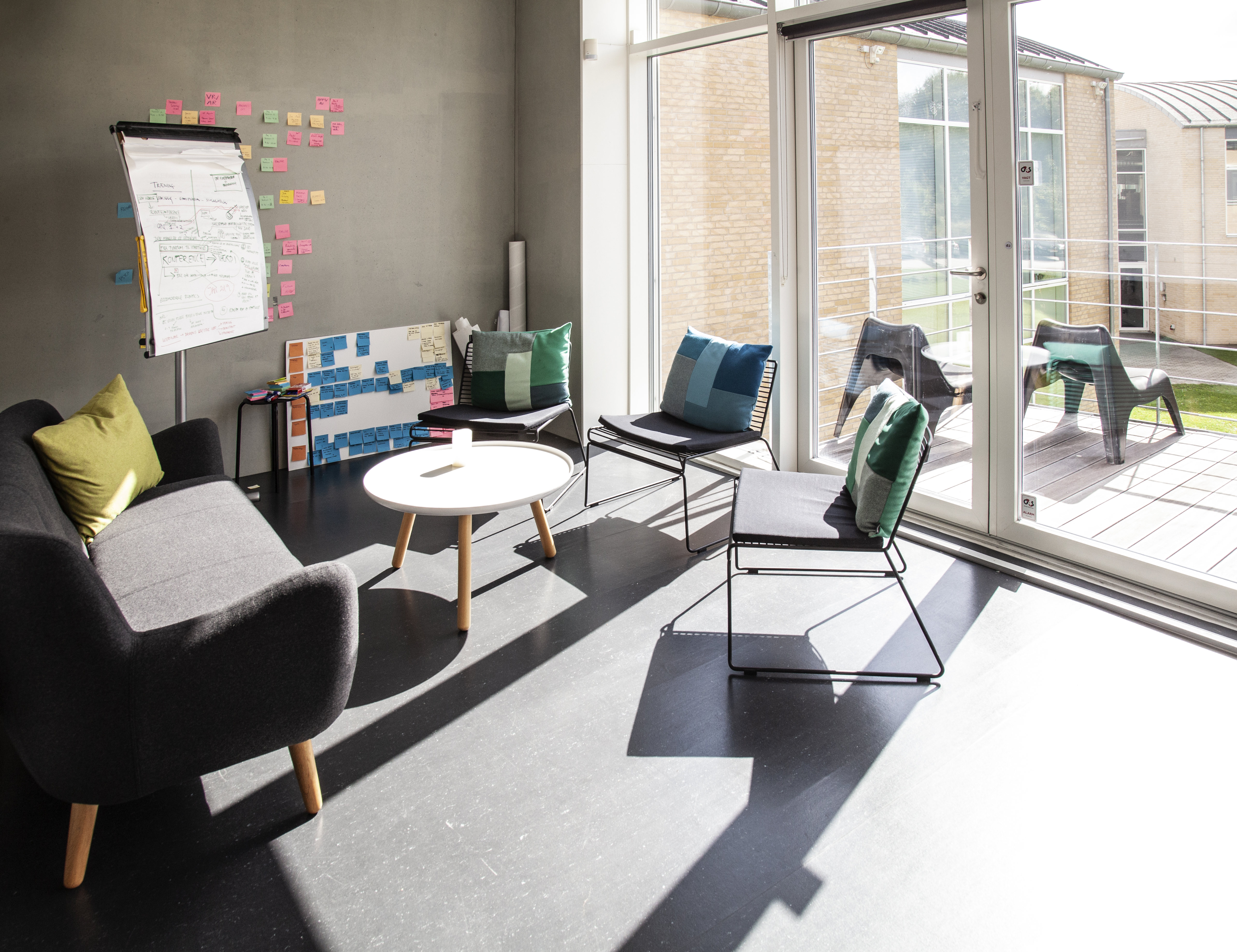 Loungeområde i mellemstort mødelokale